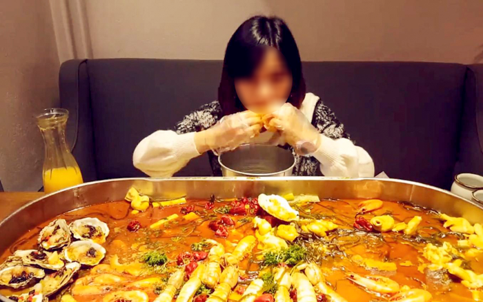 Nữ vlogger gặp nguy kịch khi quay mukbang vì thói quen 'ăn thùng uống vại' Ảnh 2