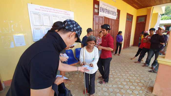 Vợ chồng Lý Hải - Minh Hà bật khóc khi đi trao quà từ thiện Ảnh 2