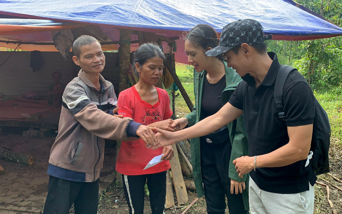 Vợ chồng Lý Hải - Minh Hà bật khóc khi đi trao quà từ thiện Ảnh 2