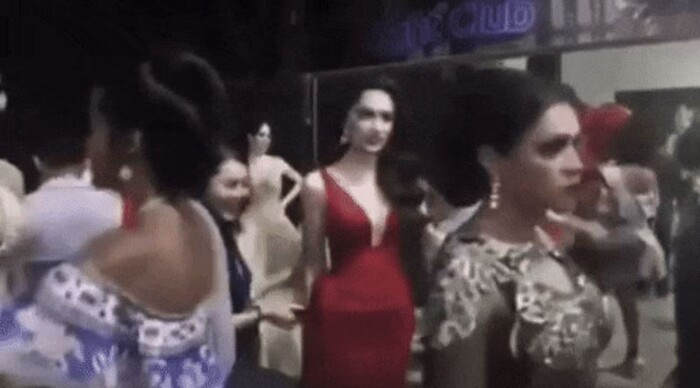 ... khi quay mặt đi thì biểu cảm khuôn mặt đáng chú ý.