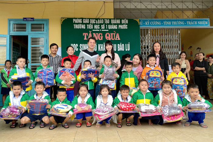 Con trai quyên góp 162 triệu, vợ chồng Đăng Khôi vượt ngàn cây số trao quà cho học sinh vùng lũ Ảnh 9