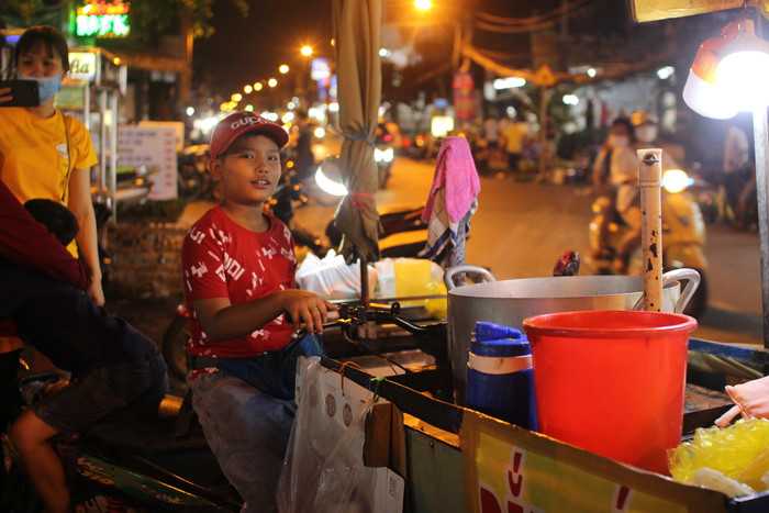 Chuyện cảm động đằng sau hình ảnh cậu bé bán bắp: Bố mẹ bỏ từ lúc 3 tuổi và khao khát được đến trường Ảnh 7