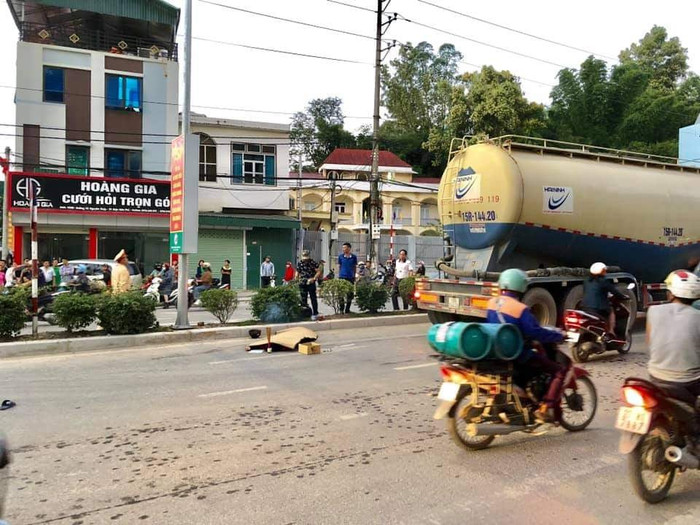 Ô tô đầu kéo cuốn xe máy vào gầm, nam sinh lớp 10 tử vong thương tâm Ảnh 2