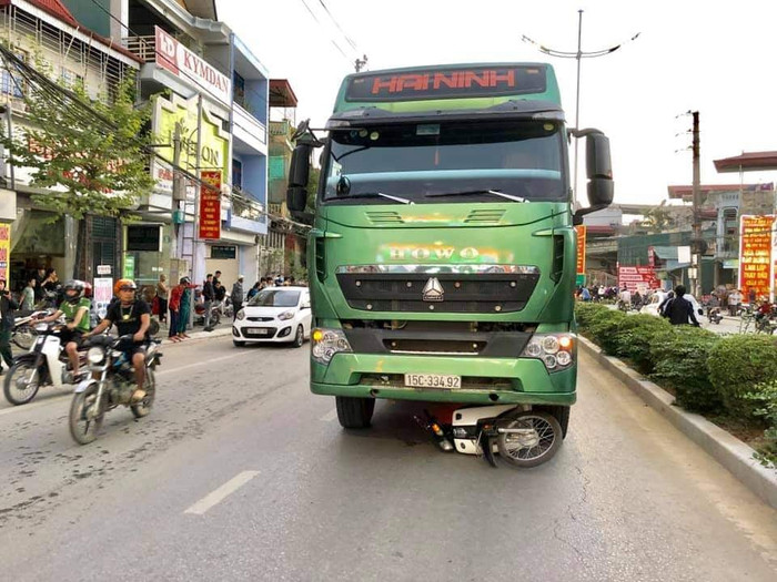 Ô tô đầu kéo cuốn xe máy vào gầm, nam sinh lớp 10 tử vong thương tâm Ảnh 1