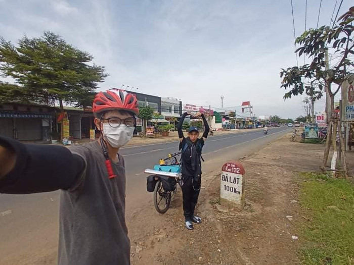 Thiên Thắng gặp được người bạn đồng hành là một anh chàng đi xe đạp