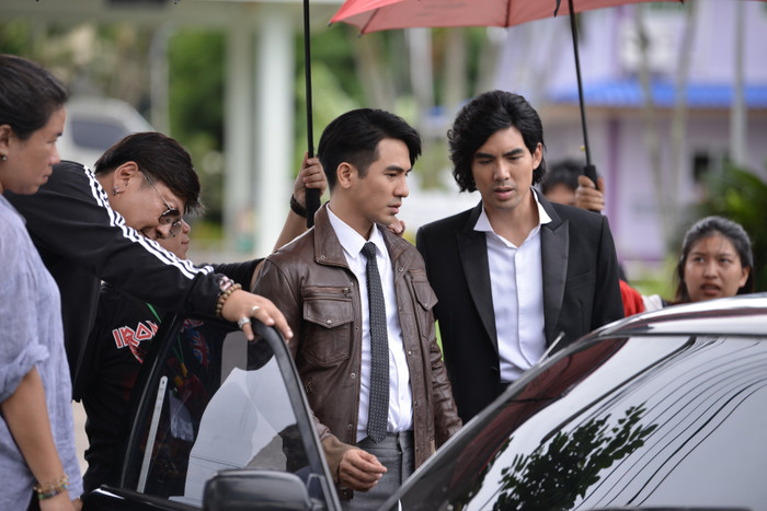 Hai nam thần Pope Thanawat - Ter Chantavit chạm trán trong siêu phẩm 'Đạp sóng rẽ gió' bản Thái Ảnh 15