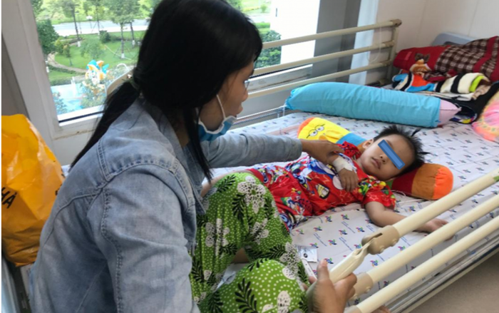 Uống nhầm hóa chất chống thấm ghe xuồng, bé trai 3 tuổi ngộ độc nặng Ảnh 2