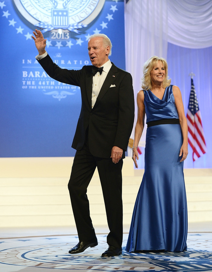 Tại các buổi lễ trang trọng hơn, bà chọn cho mình những thiết kế váy nền nã như trong hình là bộ váy đến từ NTK Vera Wang