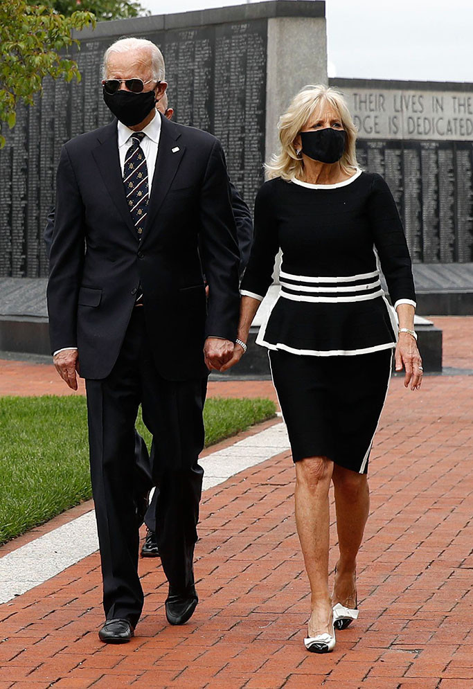 Thậm chí những khoảnh khắc diện đồ đôi cùng chồng của bà và và cựu phó Tổng thống Mỹ Joe Biden rất tình tứ lọt vào ống kính của phóng viên&nbsp;