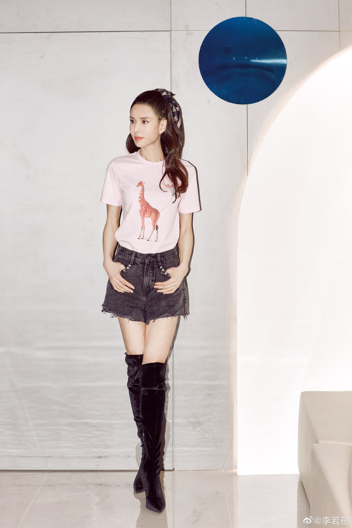 Lý Nhược Đồng khoe eo thon không kém cạnh Đường Yên hay Dương Mịch, thể hiện sức mạnh ở tuổi 54 Ảnh 3