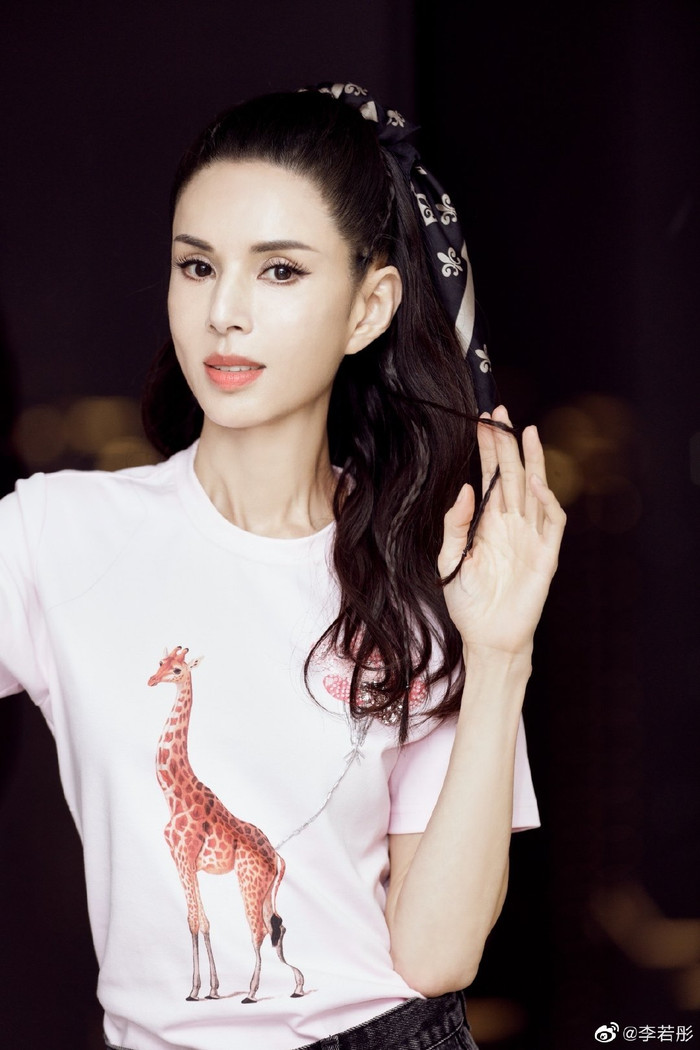 Lý Nhược Đồng khoe eo thon không kém cạnh Đường Yên hay Dương Mịch, thể hiện sức mạnh ở tuổi 54 Ảnh 4