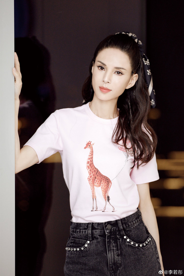 Lý Nhược Đồng khoe eo thon không kém cạnh Đường Yên hay Dương Mịch, thể hiện sức mạnh ở tuổi 54 Ảnh 6