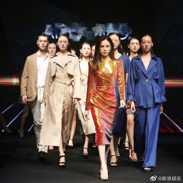 Lý Nhược Đồng khoe eo thon không kém cạnh Đường Yên hay Dương Mịch, thể hiện sức mạnh ở tuổi 54 Ảnh 11