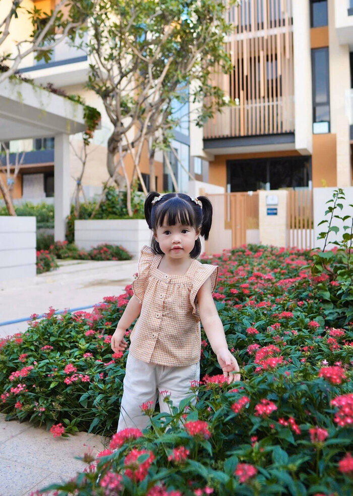 Bé Sophie càng lớn càng xinh xắn đáng yêu