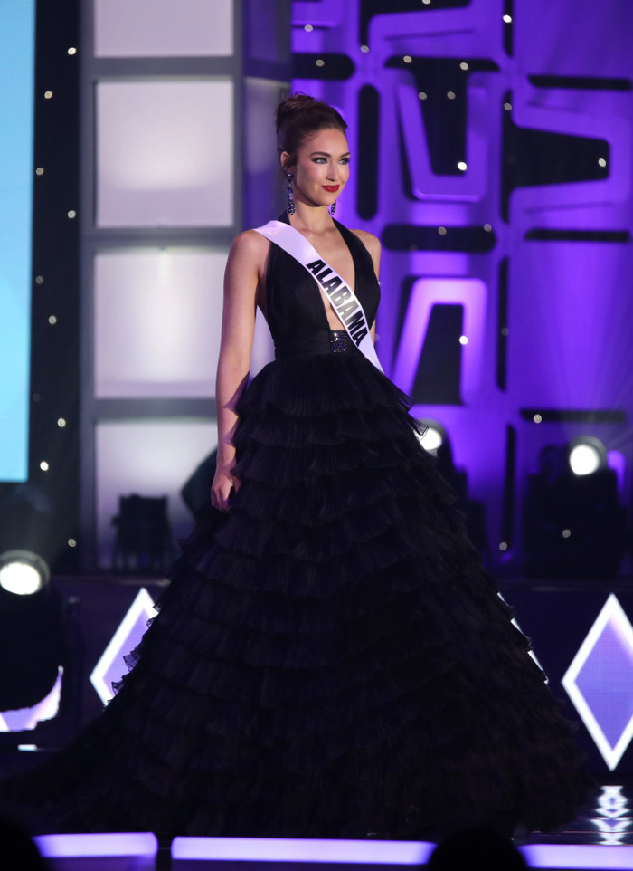 Thí sinh Miss USA mặc lạc quẻ giống Kiều Loan, đạo nhái váy Hoàng Thùy trong phần thi dạ hội Ảnh 20