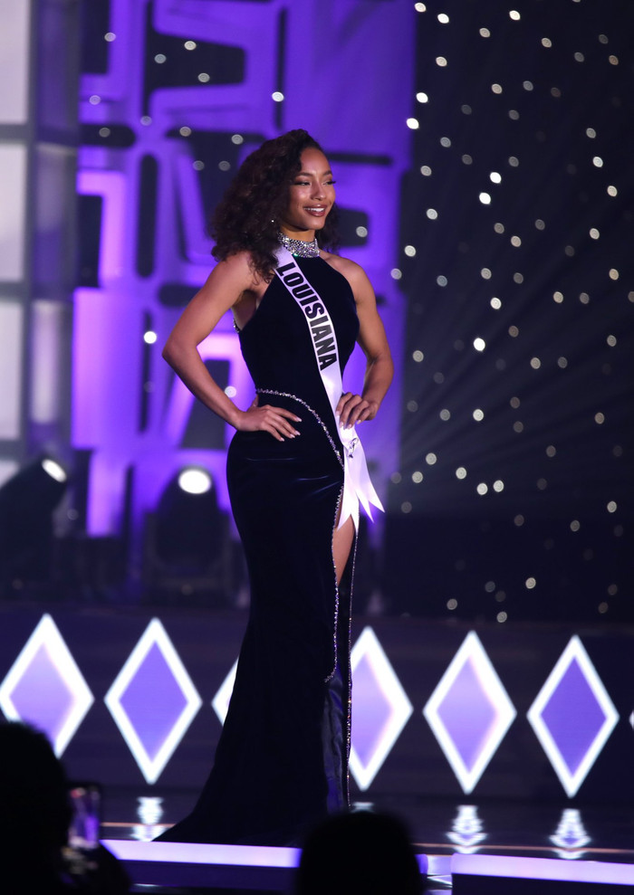 Thí sinh Miss USA mặc lạc quẻ giống Kiều Loan, đạo nhái váy Hoàng Thùy trong phần thi dạ hội Ảnh 12