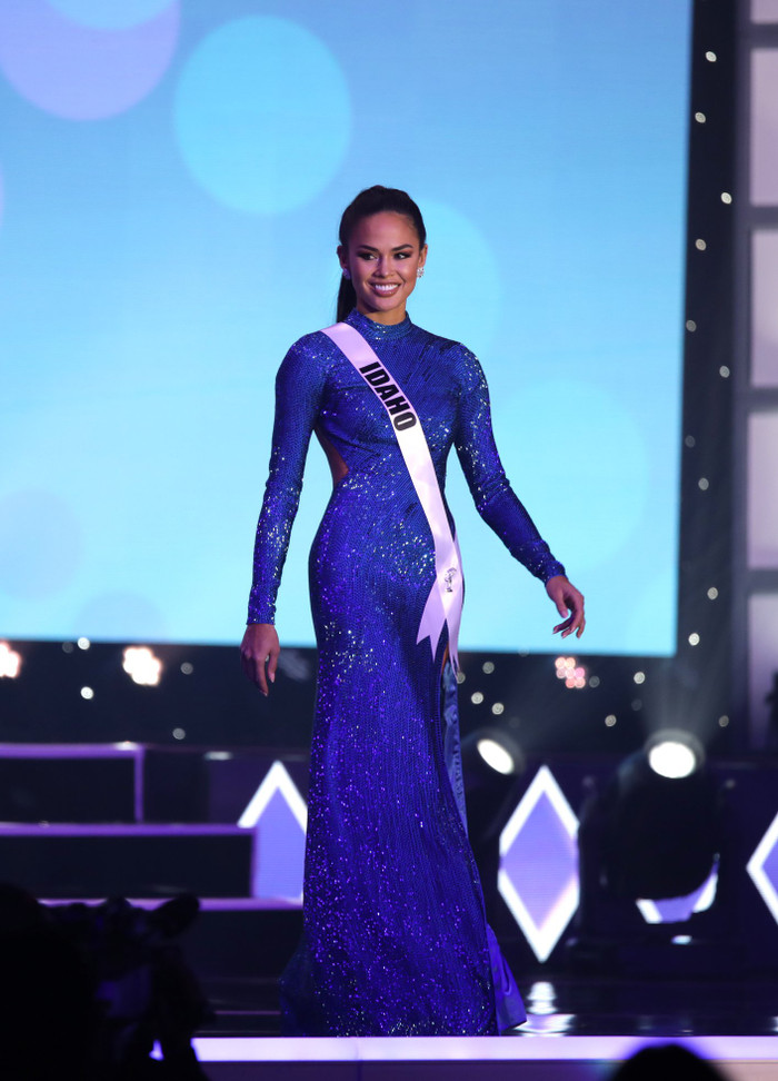 Thí sinh Miss USA mặc lạc quẻ giống Kiều Loan, đạo nhái váy Hoàng Thùy trong phần thi dạ hội Ảnh 14