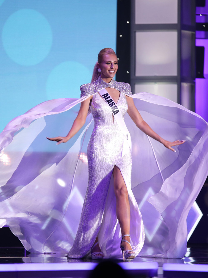 Thí sinh Miss USA mặc lạc quẻ giống Kiều Loan, đạo nhái váy Hoàng Thùy trong phần thi dạ hội Ảnh 15