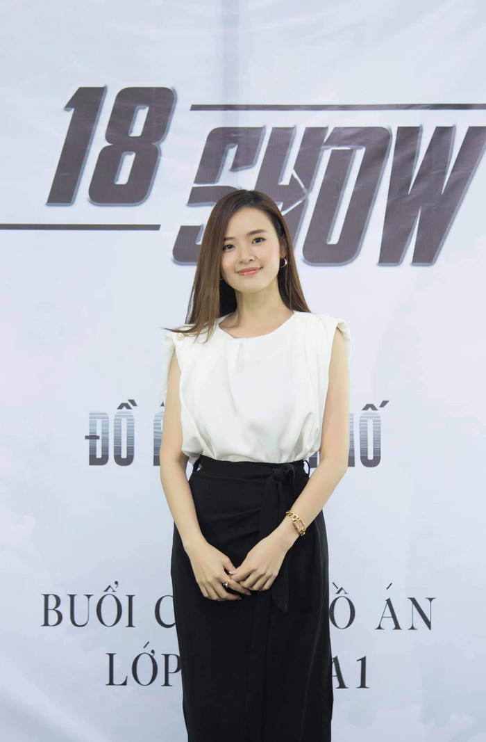 Thời trang khi đi dạy của cô tuy đơn giản nhưng vẫn đảm bảo độ tươi tắn, đơn cử như những item quen thuộc gồm áo kiểu, chân váy được mix cùng nhau, không quá lạ nhưng đủ tinh tế, nổi bật. 