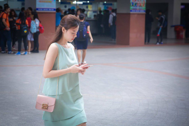 Tông màu nhạt, sáng sủa như trắng hay pastel dễ tạo thiện cảm nơi công sở. 