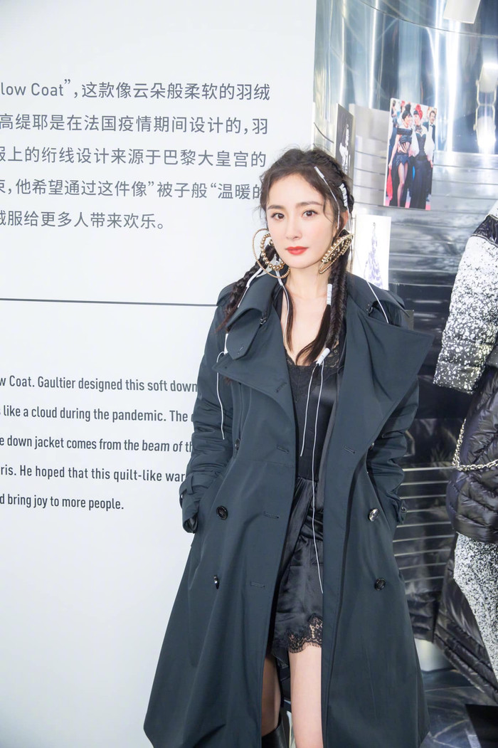 Phong cách 'ngầu lòi' của mỹ nhân Cbiz trên thảm đỏ thu hút sự chú ý của cánh truyền thông