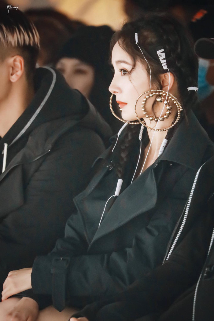 Nhưng đôi bông tai to sụ là spotlight hơn cả khi Dương Mịch ngồi tại hàng ghế đầu của show thời trang