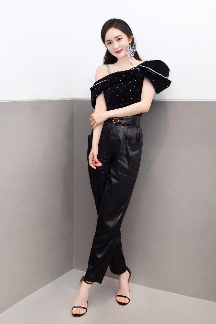 Bà mẹ một con chọn cho mình kiểu áo đen trễ vai mix cùng quần da lưng cao tôn dáng 