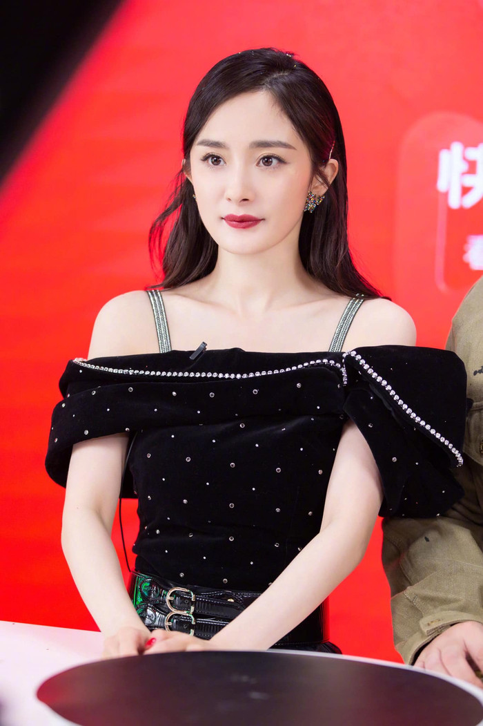 Để tránh việc bông tai sẽ rơi ra nên khi đến tại sự kiện, mỹ nhân Cbiz đã gỡ đôi bông tai to tướng ấy thay bằng cái bông tai mini vừa vặn 