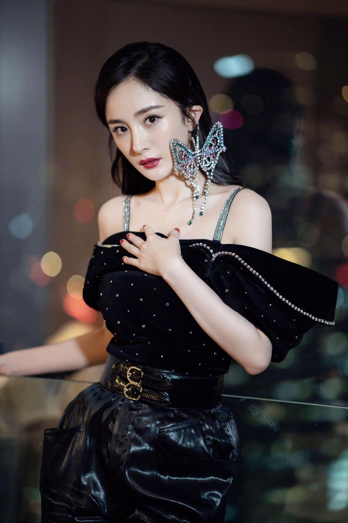 Thiết kế bông tai bướm bướm lập lánh đã đập vào mắt người nhìn 