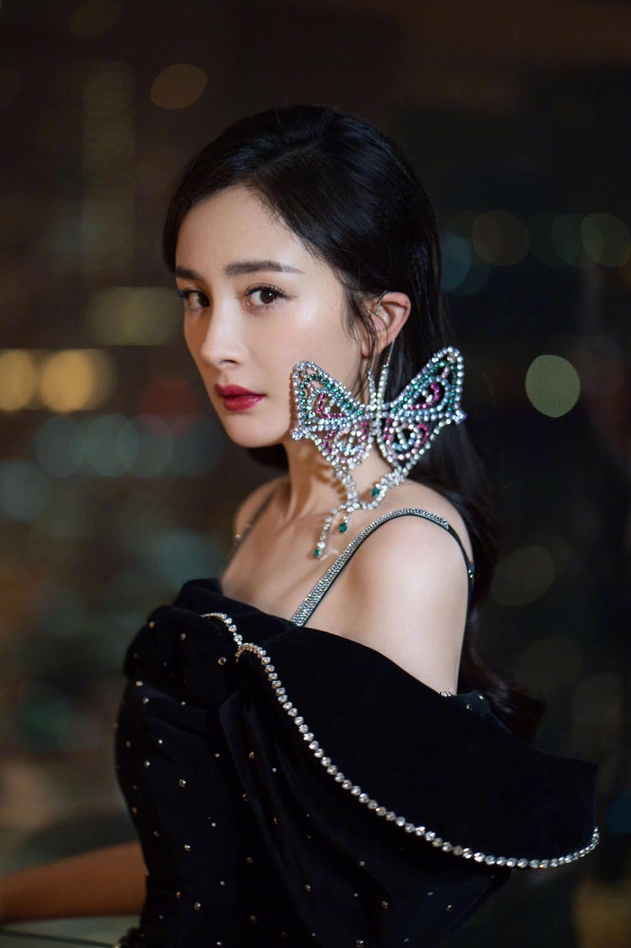 Mỹ nhân Cbiz xuất hiện trước thềm sự kiện livestream với kiểu bông tai khổng lồ được đeo một bên