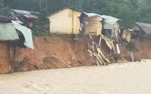 Một ngôi làng ở Trà Leng có nguy cơ bị 'xóa sổ' sau trận sạt lở nghiêm trọng do mưa lũ Ảnh 2
