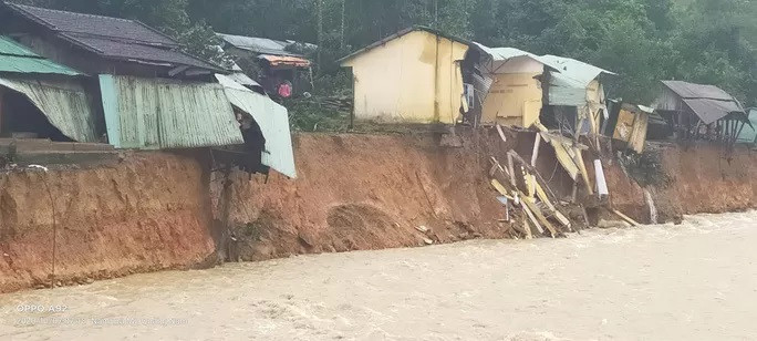 Một ngôi làng ở Trà Leng có nguy cơ bị 'xóa sổ' sau trận sạt lở nghiêm trọng do mưa lũ Ảnh 1