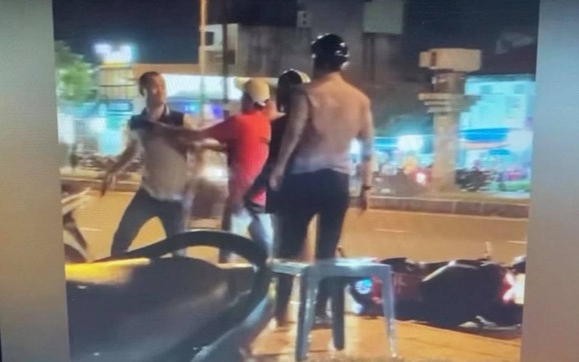 Hùng hổ đánh đập, dọa giết đôi nam nữ sau va chạm, người đàn ông khúm núm khi làm việc với Công an Ảnh 2