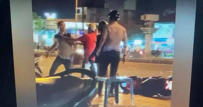 Nam thanh niên hùng hổ lao đến đánh cặp đôi nam nữ sau va chạm. Ảnh cắt từ clip