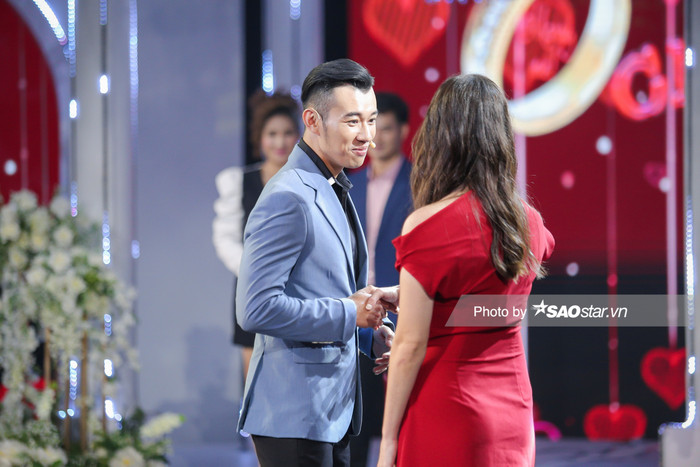 Sau đó anh chàng xin phép được nhảy lại để có cơ hội tiếp xúc với Thanh Mai