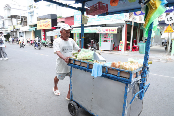 Chú Định bên xe bán mía