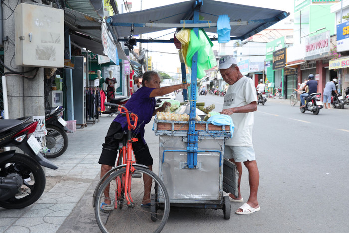 Vợ chồng chú Định - cô Nuôi