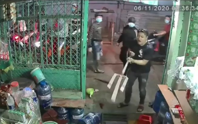 Đứng trước cổng bấm điện thoại, chủ nhà bất ngờ bị nhóm côn đồ xông tới truy sát Ảnh 2