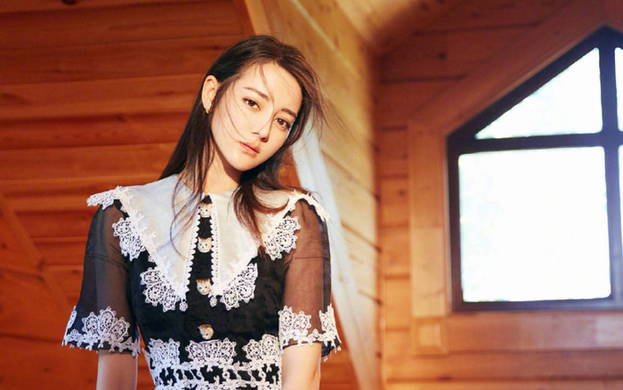 Địch Lệ Nhiệt Ba với gương mặt lạ, trông già hơn Dương Mịch và có nét giống vợ cũ của Giả Nãi Lượng Ảnh 2