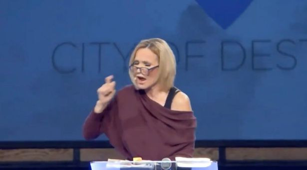 Xôn xao video cố vấn tâm linh livestream 'đọc rap' cầu nguyện cho ông Trump Ảnh 3