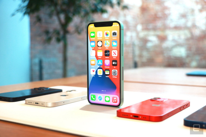 iPhone 12 mini được kì vọng sẽ lên kệ tại Việt Nam vào ngày 27/11, cùng thời điểm với ba chiếc điện thoại còn lại là iPhone 12, iPhone 12 Pro và iPhone 12 Pro Max. Trước đó, nguồn tin nói iPhone 12 mini có thể phải tới ngày 22/12 mới được bán ra tại Việt Nam. Ảnh: Engadget