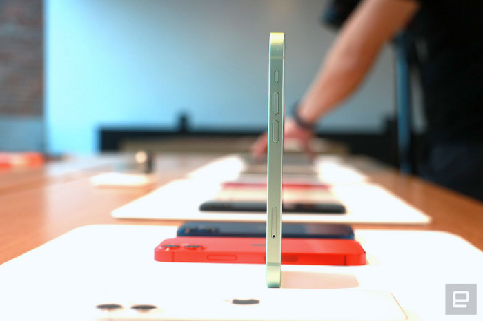 Dù vậy, khi iPhone 12 mini mở bán chính thức vào tuần sau, nhiều khả năng một số lượng ít các thiết bị cũng sẽ được xách tay về Việt Nam để “giải nhiệt” cho nhu cầu ngay và luôn của những người hâm mộ Apple. Ảnh: Engadget