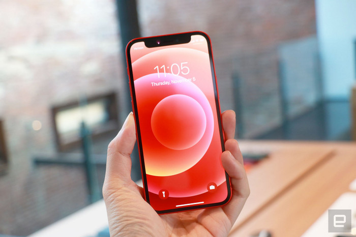 iPhone 12 mini cũng có màn hình được bảo vệ bởi công nghệ tráng gốm Ceramic Shield, những thử nghiệm ban đầu cho thấy màn hình iPhone 12 series cứng hơn so với những chiếc iPhone tiền nhiệm. Ảnh: Engadget