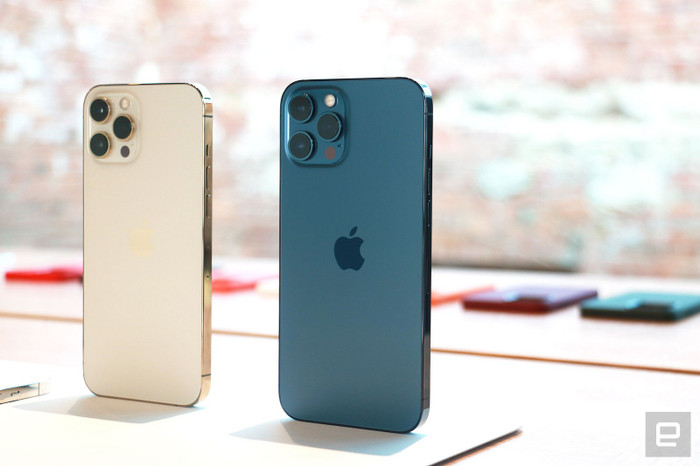 iPhone 12 Pro Max có màn hình 6,7 inch OLED cùng viền màn hình siêu mỏng, “tai thỏ” để chứa camera, cảm biến và một số linh kiện quan trọng và sườn máy vát phẳng. Điểm nhấn chính của nó nằm ở cụm ba camera sau bao gồm một ống kính telephoto bổ sung thêm vào camera góc rộng và góc siêu rộng (cùng có thông số 12 MP). iPhone 12 Pro Max ngoài ta còn sở hữu một cảm biến LiDAR để hỗ trợ các ứng dụng AR. Ảnh: Engadget