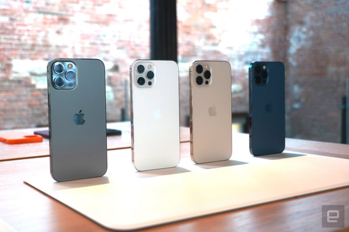Chiếc điện thọai của Apple có bố phiên bản màu máy khác nhau là bạc, vàng, xám và xanh dương. Khác với iPhone 12 mini và iPhone 12, màu máy của iPhone 12 Pro Max có phần “đằm” và cổ điển hơn. Có lẽ đây là dụng ý của Apple để tạo nên sự sang trọng cho phần nhìn của thiết bị. Ảnh: Engadget