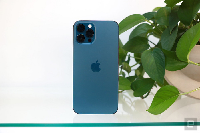 Pacific Blue là phiên bản màu mới mới có trên iPhone 12 Pro Max. Nó thay thế phiên bản xanh bóng đêm (Midnight Green) trên dòng máy tiền nhiệm. Ảnh: Engadget