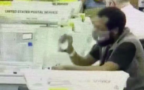 Thực hư đoạn clip nhân viên kiểm phiếu vứt phiếu bầu cử tổng thống Mỹ khiến MXH dậy sóng Ảnh 2