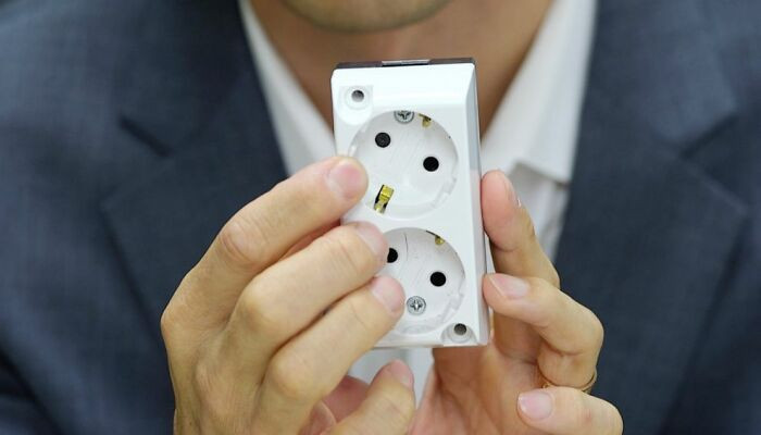 Thông thường, sẽ chẳng ai nghĩ vật dụng thường ngày này có thể ẩn giấu camera quay lén bên trong.