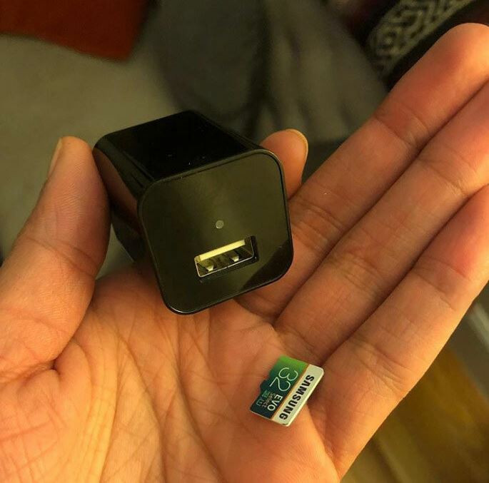 Camera quay lén được ngụy trang thành một củ sạc đặt trong một căn hộ cho thuê qua Airbnb.