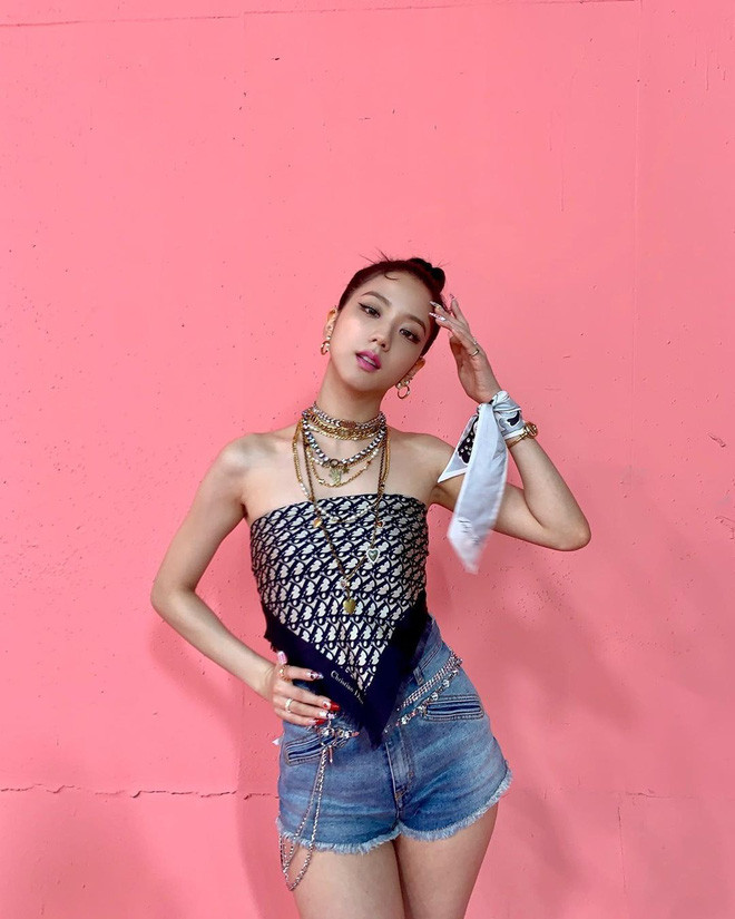 Trong một buổi chụp hình cho tạp chí cách đây mấy tháng, Jisoo cũng 'chơi trội' biến thành cô gái cá tính khi lấy khăn vừa làm áo và vừa thắt ngay cổ tay 